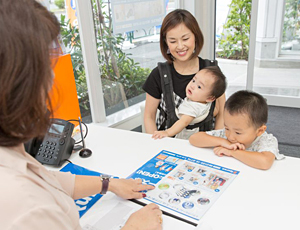 店舗スタッフが施設の案内や収納の相談にも応えています。